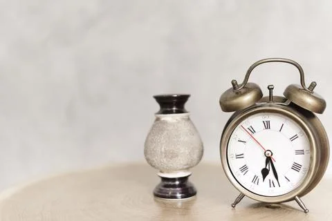 Close up clasic alarm clock nightstand 스톡 사진
