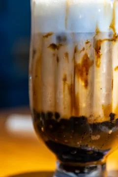 A close-up of classic brown sugar bubble tea with images of a crystal-clear.. Fotos Stock