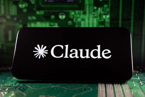 Close up of Claude logo on device with circuit board background. Toronto, Canada Foto stock