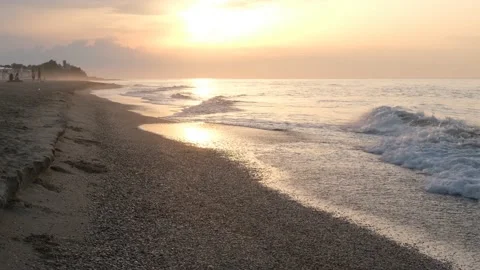 Close up of clean sea waves breaking on sandy beach with Sunset or sunrise light Stock-Footage 158316480