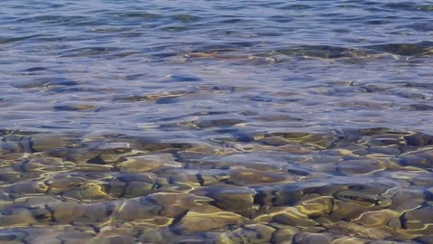 Close up of clear water surface wite stones on the bottom. 库存影片 94319989