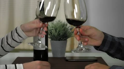 Close-up of clinking glasses of wine during a festive dinner. Vídeo Stock 148607211