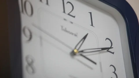 Close up clock, 1 o'clock Stockbeeldmateriaal 93610029