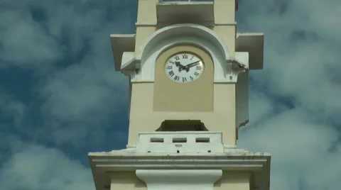 Close up of a clock tower. Vídeos de archivo 49902279