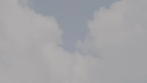 Close-Up Cloud Texture in Motion (Soft Telephoto Atmosphere) Видео 333224480