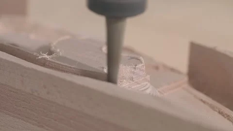Close-up of CNC machine cutting and shaping a wooden furniture part. Close-up of Vídeo Stock 346403718