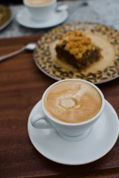 Close up on coffee with Apple cake on background Stockfoto's