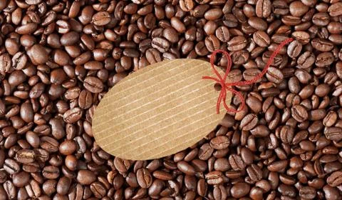 Close-up of coffee beans background and blank tag Fotos de archivo