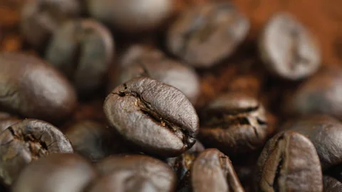 Close-up of coffee beans on macro ground coffee powder background Vidéo 227854357