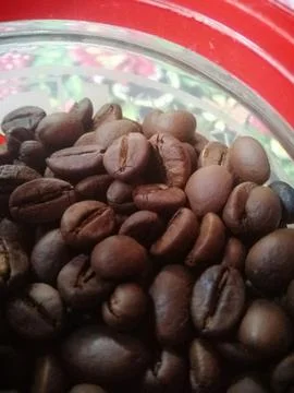 Close-up of coffee beans on table Foto stock