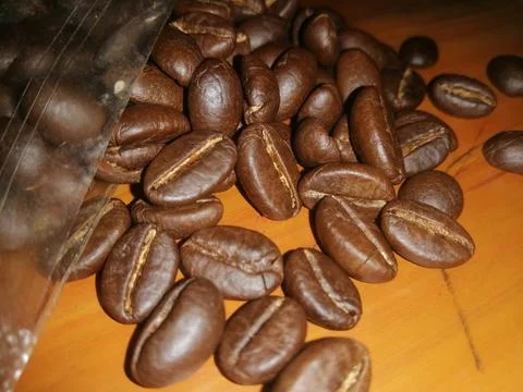 Close-up of coffee beans on table Foto stock