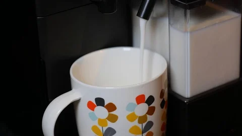 Close up of a Coffee Machine making a Cappuccino Drink Vídeo Stock 124283709