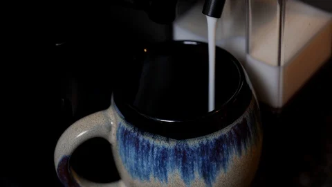Close up of a Coffee Machine making a Cappuccino Drink Vídeo Stock 124283772