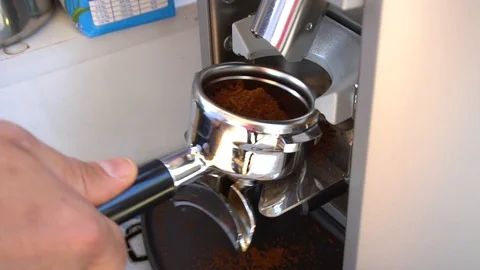 Close Up Coffee Maker Machine With Coffee Cup Vidéo 105811626