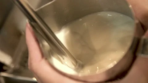 Close up coffee making process heating fresh milk Vidéo 200884610