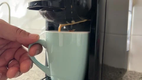 Close-up of coffee pouring into the cup Vídeos de archivo 333406231
