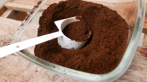 Close-up: coffee powder on the table. Ground coffee in a bowl Fotos de archivo