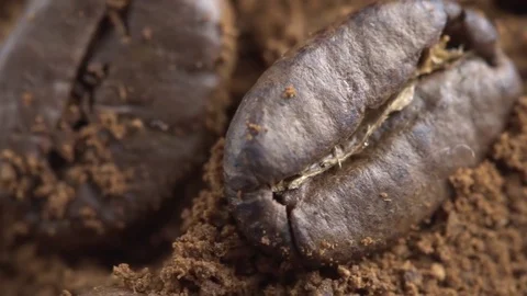 Close-up of coffee spoon with roasted coffee beans on wooden background 스톡 동영상 84770789