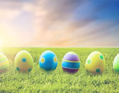 Close up of colored easter eggs on grass 库存照片