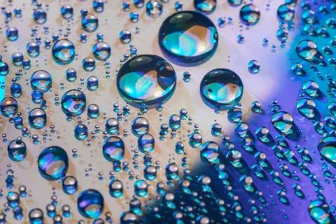 Close up colored water drops on a cd dvd disk background. Foto stock