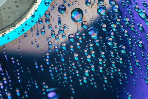 Close up colored water drops on a cd dvd disk background. Foto stock