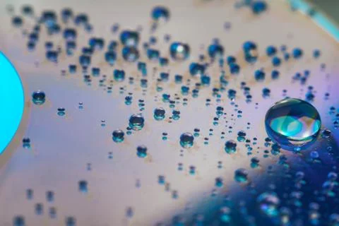 Close up colored water drops on a cd dvd disk background. Foto stock