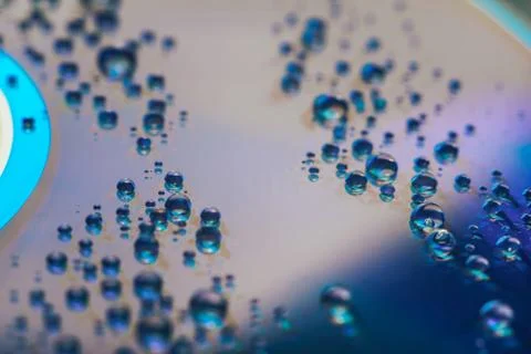 Close up colored water drops on a cd dvd disk background. Foto stock