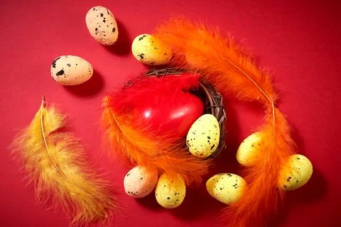 Close Up of Colorful Easter Eggs with one big red egg in the nest with colore Foto stock