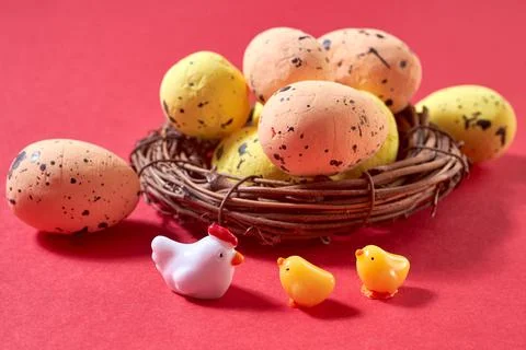 Close Up of Colorful Easter Eggs with small hen and chikens in the nest on th Foto stock