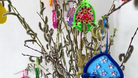 Close up colorful eggs made of felt hang on willow branches Stock-Footage 335726496