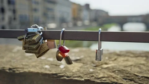 Close-up of colorful love locks attached to metal bridge railing in Florence Vídeo Stock 333544698
