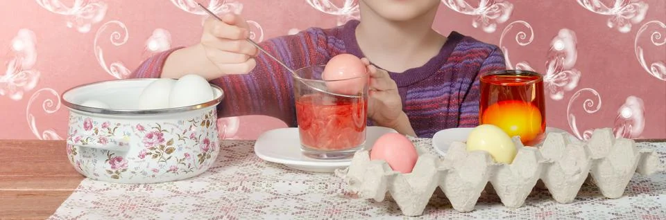 Close-up of coloring Easter eggs at home on a widescreen background. Selectiv 写真素材
