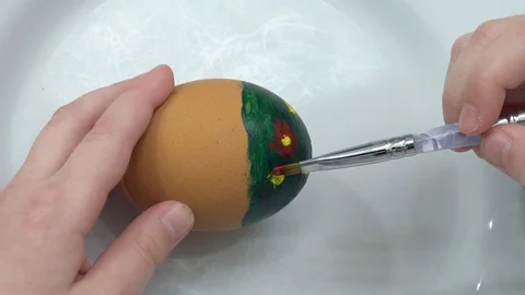 Close-up, coloring eggs for the holiday. Easter concept. Drawing an easter pa Video stock 124477988