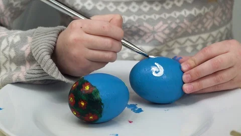 Close-up, coloring eggs for the holiday. Easter concept. Drawing an easter pa Stock Footage 126969549
