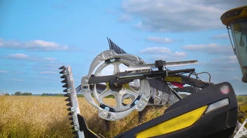 Close-up of a combine harvester header reel on a sunny field Stock-Footage 336237931