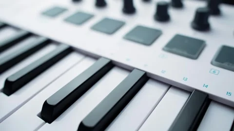Close-up of a compact MIDI keyboard controller with pads and rotary knobs Stock-Footage 333411696