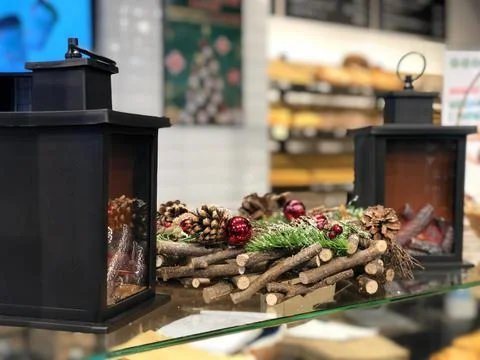 Close-up composition Christmas decorations, fir branches, lanterns in the caf 库存照片