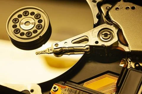  Close-up of a computer hard disk drive reading data, showcasing the intri... 写真素材