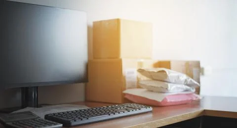 Close up of computer keyboard with Pakaging box, Ecommerce Concept. Foto stock