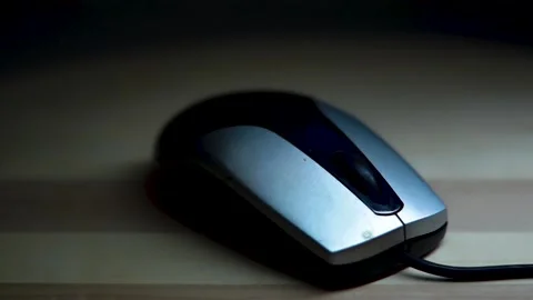 Close up of computer mouse with dark to light reflection Video stock 154364769