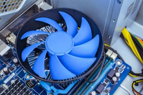 Close-up of a computer processor cooling system with a large blue fan Foto stock