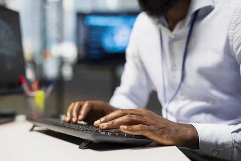 Close up of computer scientist using AI chatbot to review code file for bugs Stockfoto's