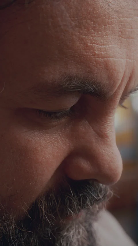 Close Up of Concentrated Male Painter Creating Artwork 库存影片 330883359