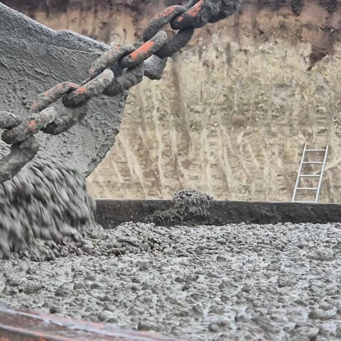 Close-up of a concrete bucket getting full and the liquid cement leveling out Vídeos de archivo 330799478