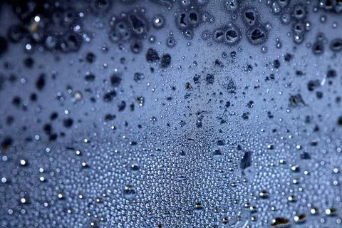 CLose Up of Condensation Bubbles and Marks on A Window Water Background Foto stock