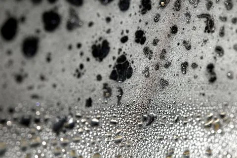 CLose Up of Condensation Bubbles and Marks on A Window Water Background Foto stock