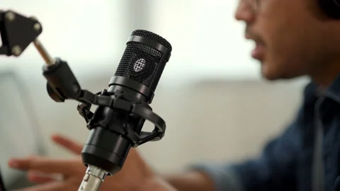 Close-up condenser microphone of content creator man host streaming. 库存影片 186393201