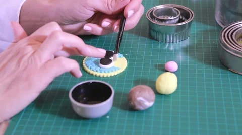 Close-up of confectioner  decorating cookies Vidéo 61869441