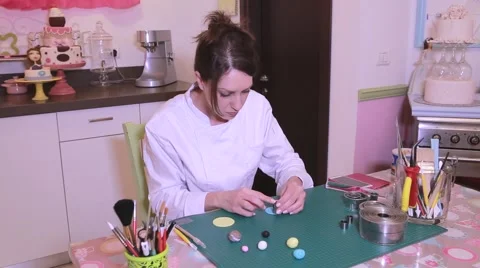 Close-up of confectioner using piping bag to decorate cookies Vídeos de archivo 61869928