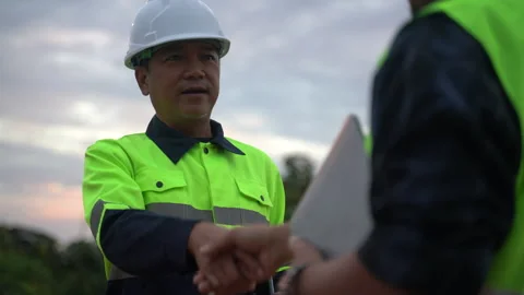 Close-up of a confident site manager or engineer in a safety helmet shaking.. Vídeos de archivo 322041315